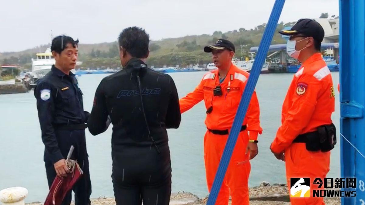 ▲閃電颱風襲台， 1艘遊艇今天上午載客到墾丁南灣近岸海域潛水，已由恆春海巡隊前往戒護並要求返港，墾丁國家公園管理處依權責逕行裁處。（圖／記者郭俊暉攝，2020.11.06）