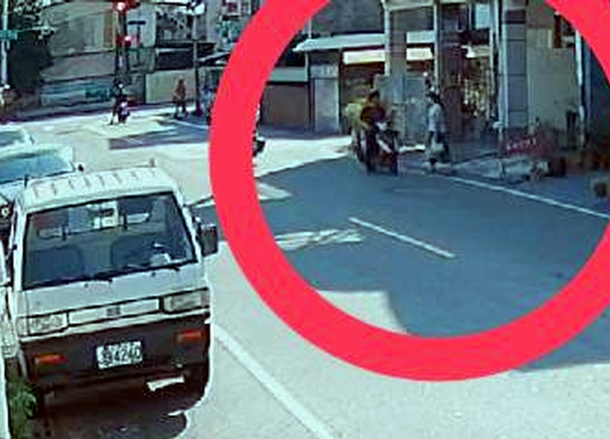 ▲屏東市林森路段，20餘歲「遛鳥俠」曾男攔下學生藉機問路，學生看見曾男邊騎車、邊露鳥、邊問路，造成女學生驚嚇恐慌。（圖／屏東警分局提供,2020.11,06）