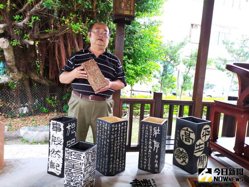 ▲謝金德擅長書畫陶刻,是今年2位新進駐村藝術家之一。(圖/記者葉靜美攝,2020.11.06)