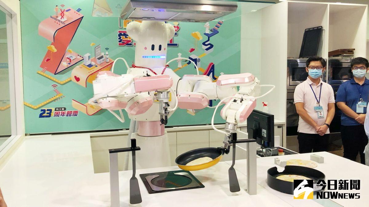 ▲機器人主廚大秀廚藝，可以做出炒飯、烙餅及漢堡排。（圖／記者陳美嘉攝，2020.11.06）