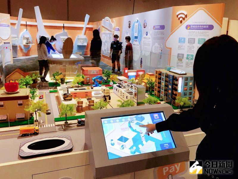 ▲展示透過感性、有趣的互動遊戲,可體驗智慧廚房的威力、智慧料理桌的神奇,以及認識各式各樣聰明的烹調工具
