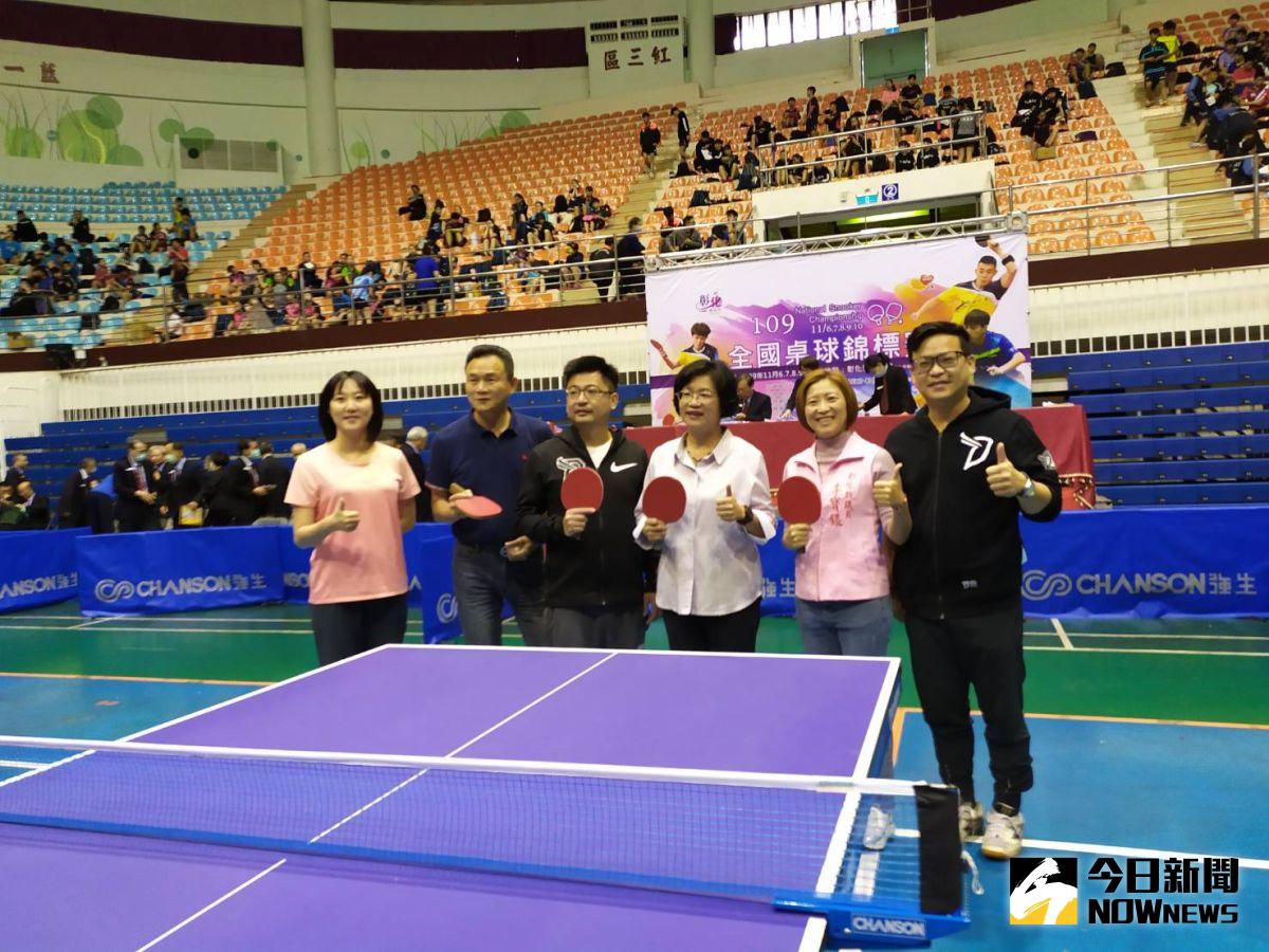 ▲全國桌球錦標賽在彰化縣立體育館開打，彰化縣長王惠美、彰化縣議會議長謝典林等人前往為選手加油打氣，王惠美更鼓勵選手突破自我、再創佳績。（圖／記者葉靜美攝，2020.11.06）