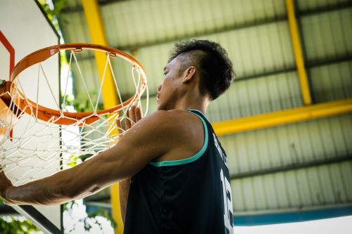 ▲許晉哲在受訪時繪聲繪影地比出林志傑當年的動作，垂直起跳後竟然能拉到側身進行暴扣。（圖／主辦單位提供）