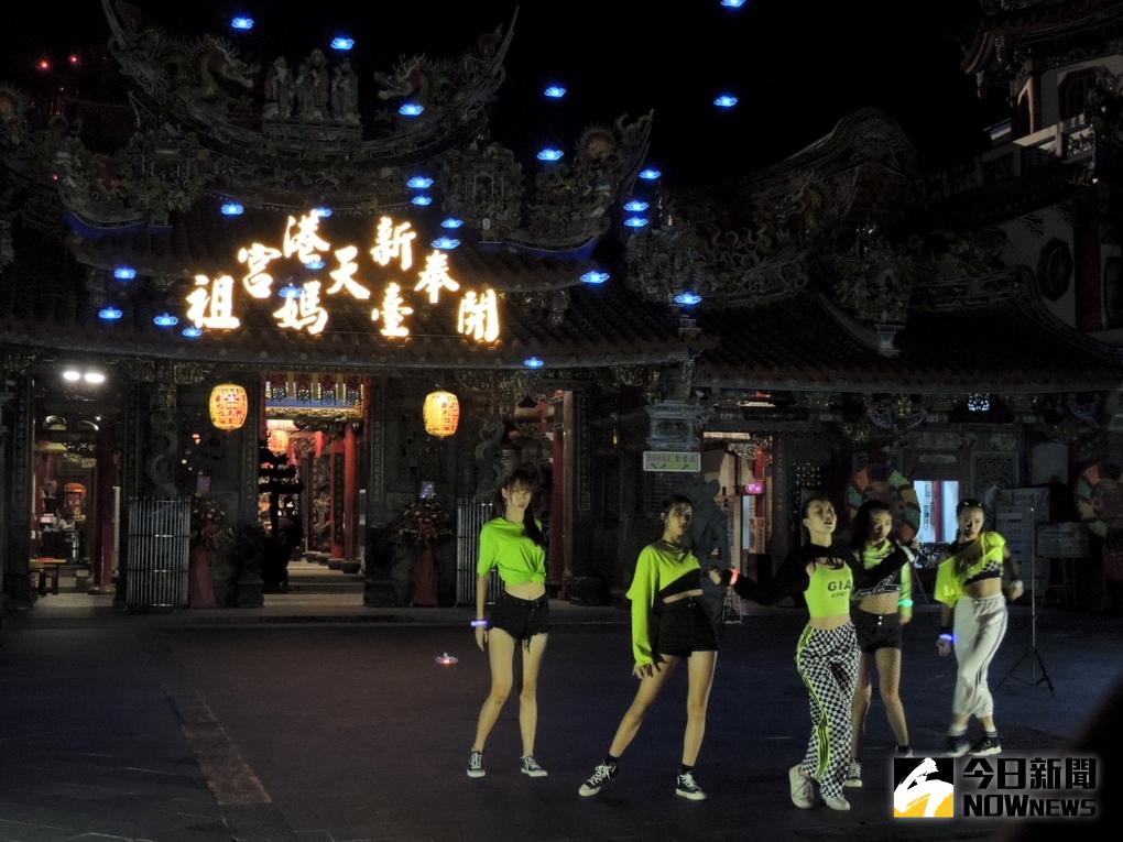 ▲新港「神彩藝意—奉祈天福」藝術特展開幕，運用無人機伴舞搭配學生熱舞表現創意。（圖／記者任禮清攝）