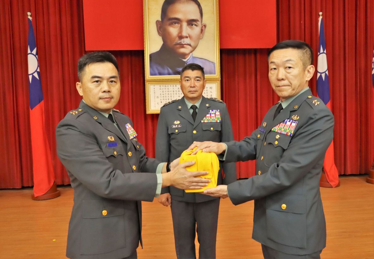 ▲陸軍司令部司令陳寶餘上將主持澎防部指揮官布達交接典禮，呂坤修中將將在9日赴總統府擔任侍衛長一職。（圖／澎防部提供）