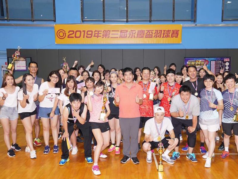 ▲穆垚靜(圖前左二)去年與同事組隊參賽，拿下永慶盃羽球賽混雙冠軍。（圖／資料照片）