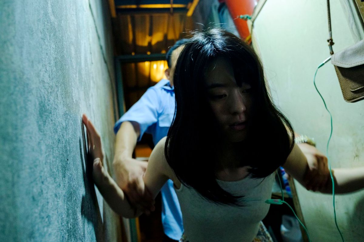 ▲「小金泰熙」邱偲琹（前）在片中有「近乎強暴」的親密戲。（圖／威視）