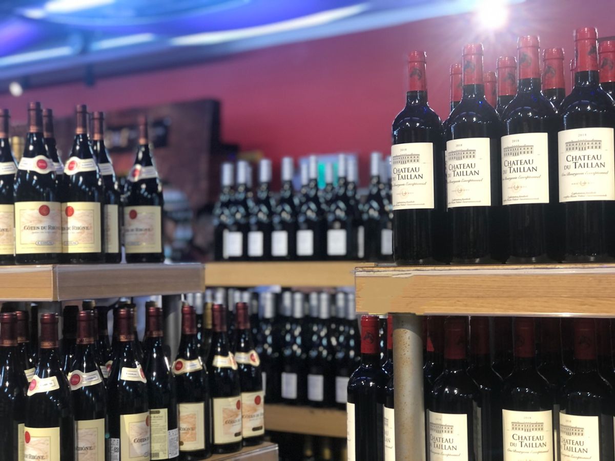 ▲11月家樂福推展歐洲週與酒展活動，大推歐洲美食、好酒，第一天就吸引爆量的民眾湧入搶購。【NOWnews 今日新聞】提醒您 酒後不開車，飲酒過量有礙健康！（圖／記者劉雅文拍攝）