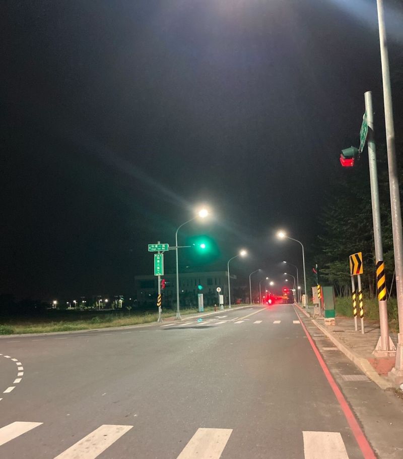 ▲高雄市市區範圍內大專院校周邊道路將於本周完成換裝智能路燈,維修效率將更加迅速,通行好安心。(圖/高市工務局提供)