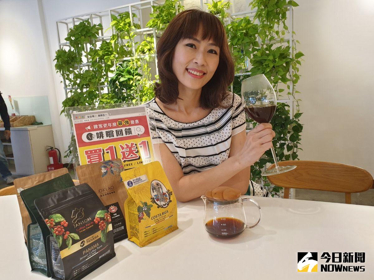 ▲歐客佬連鎖店歡慶十一周年，趁雙十一推出全館買一送一，還有模彩助興，回饋金額逾百萬。（圖／記者金武鳳攝，2020.11.6)