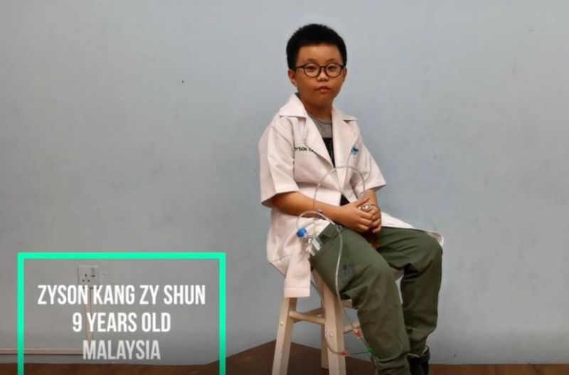 ▲馬來西亞九歲發明家 Zyson Kang Zy Shun從將近900名參賽者中脫穎而出，奪得「NASA月球廁所挑戰」比賽少年組冠軍。(圖|翻攝自影片)