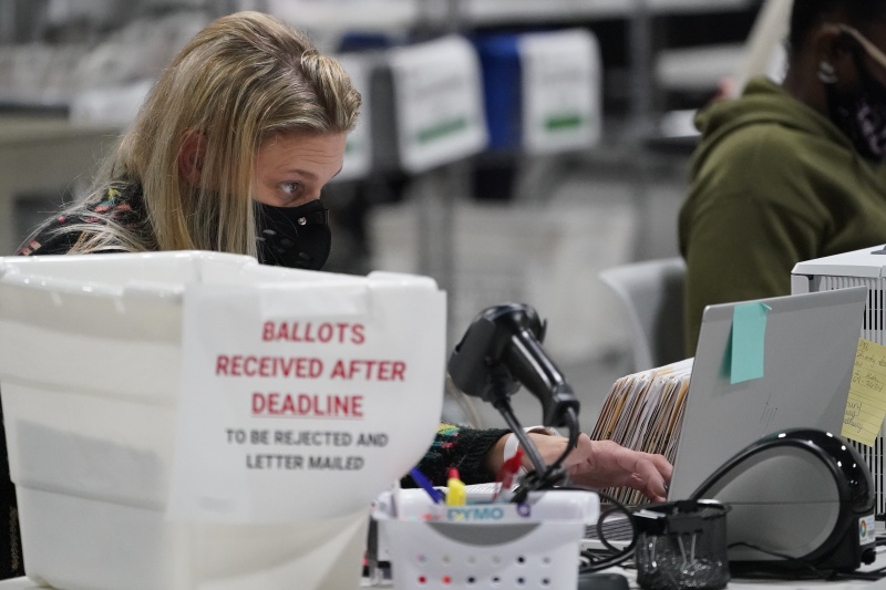 ▲喬治亞州宣布，由於拜登與川普選票數目太過接近，將重新計票。圖為喬治亞州計票中心員工。（圖／美聯社／達志影像）