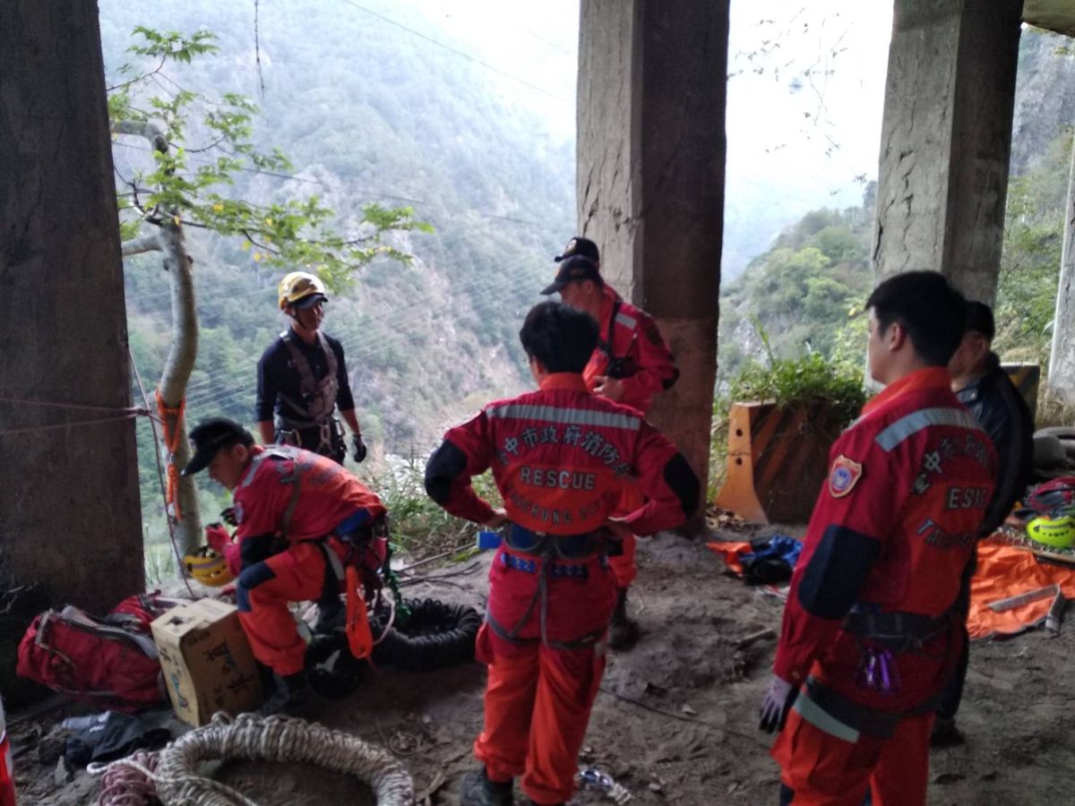 ▲警消人員在中橫便道搜救男子。（圖/民眾提供2020.11.7）