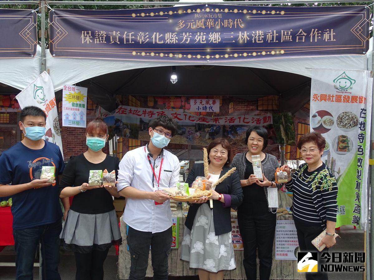 ▲勞動部勞動力發展署中彰投分署今天舉辦「多元風華小時代」成果展，署長施貞仰（右三）等人到場為攤商加油打氣。（圖／記者金武鳳攝，2020.11.7)