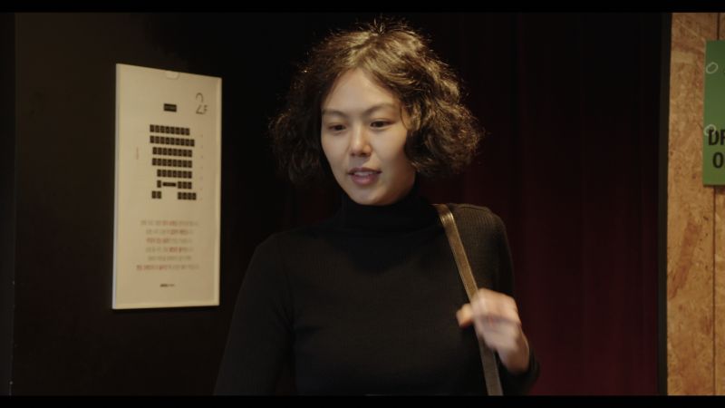 ▲▼金珉禧(上圖,下圖左)趁老公不在,去找朋友喝酒聊是非。(圖/可樂電影)