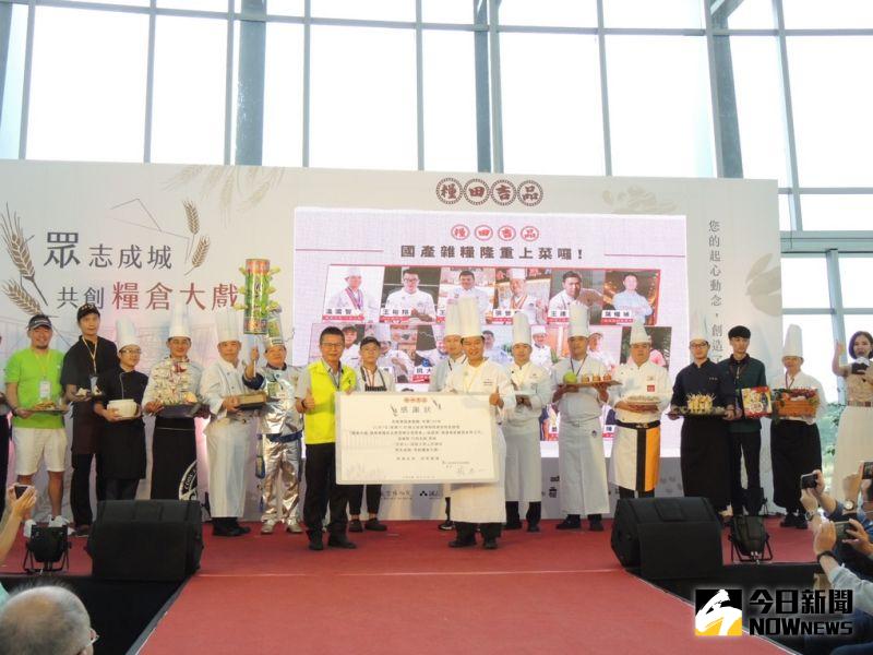 ▲農糧署跨界結緣到故宮南院以「糧倉大戲」推廣雜糧新品開發,副署長姚志旺表揚參與設計創意料理廚師。(圖/任禮清攝