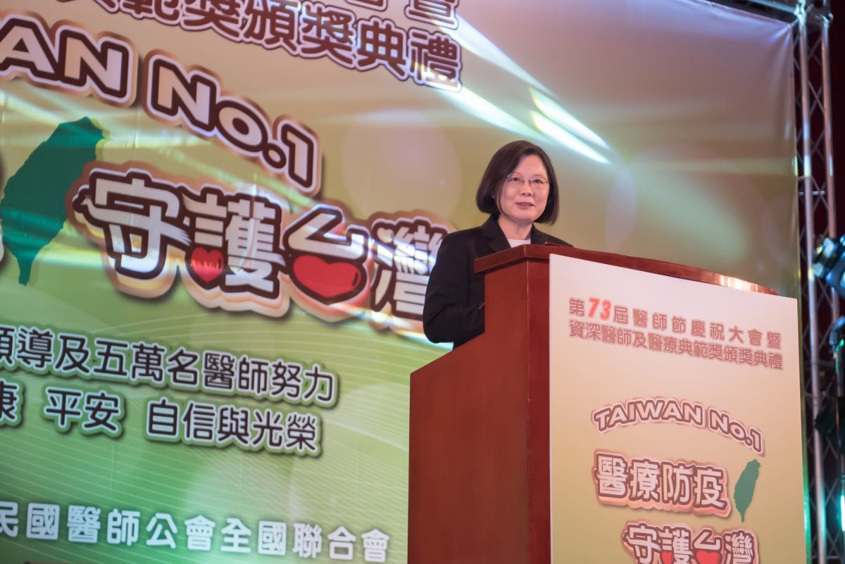 ▲蔡英文總統7日出席「第73屆醫師節慶祝大會暨資深醫師及醫療典範獎頒獎典禮」，感謝醫界付出。（圖／醫師公會全聯會提供）