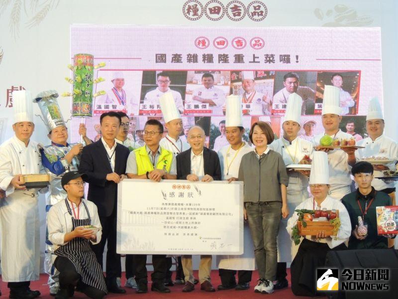▲故宮南院與糧倉推廣跨界結緣推出「糧倉大戲」,故宮院長吳密察與縣長翁章梁參與共同代言。(圖/任禮清攝