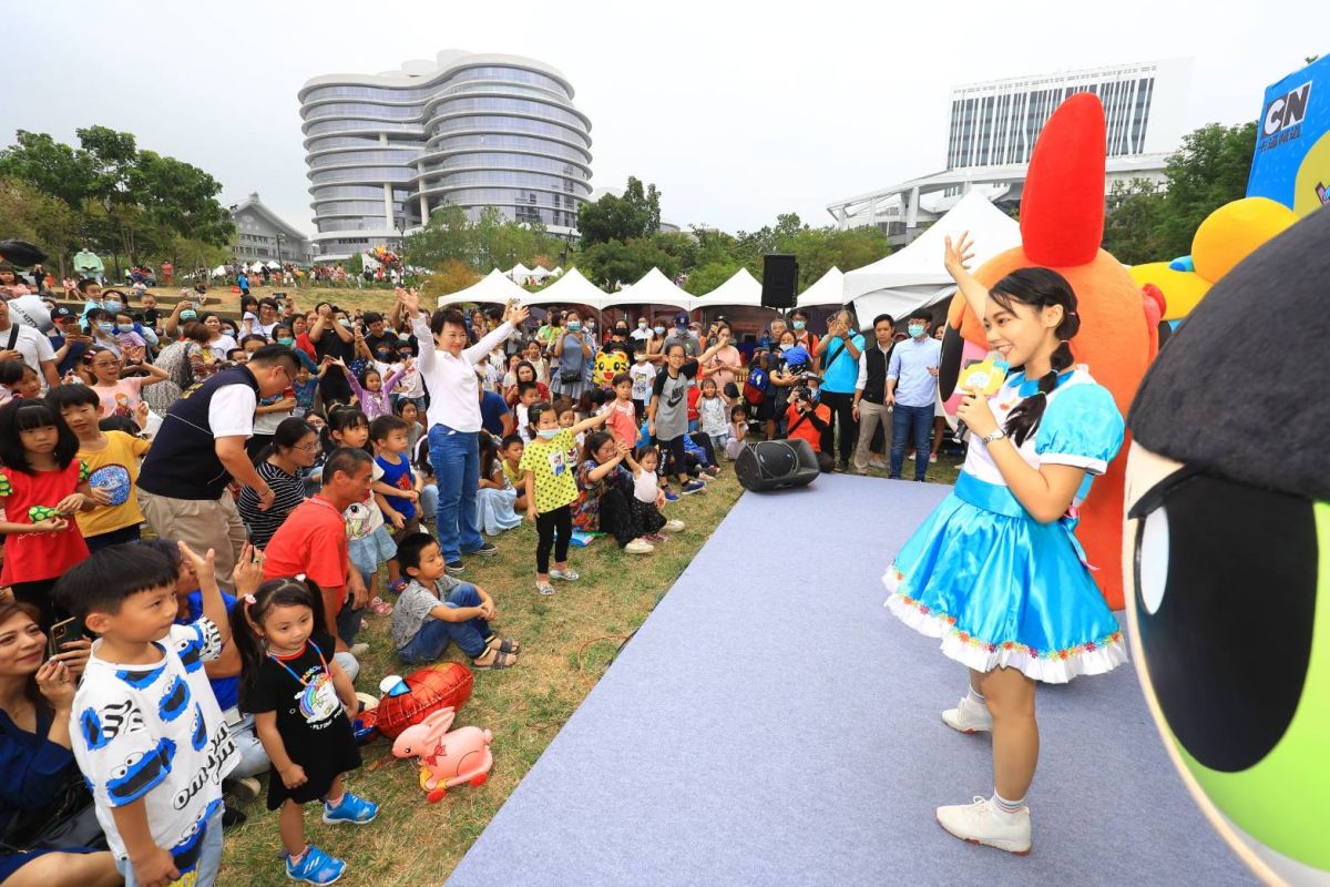 ▲台中親子音樂季今起連兩天在大里東湖公園登場，市長盧秀燕到場同樂，跟著小朋友唱唱跳跳，共度假日悠閒時光。(圖／柳榮俊攝2020.11.7)