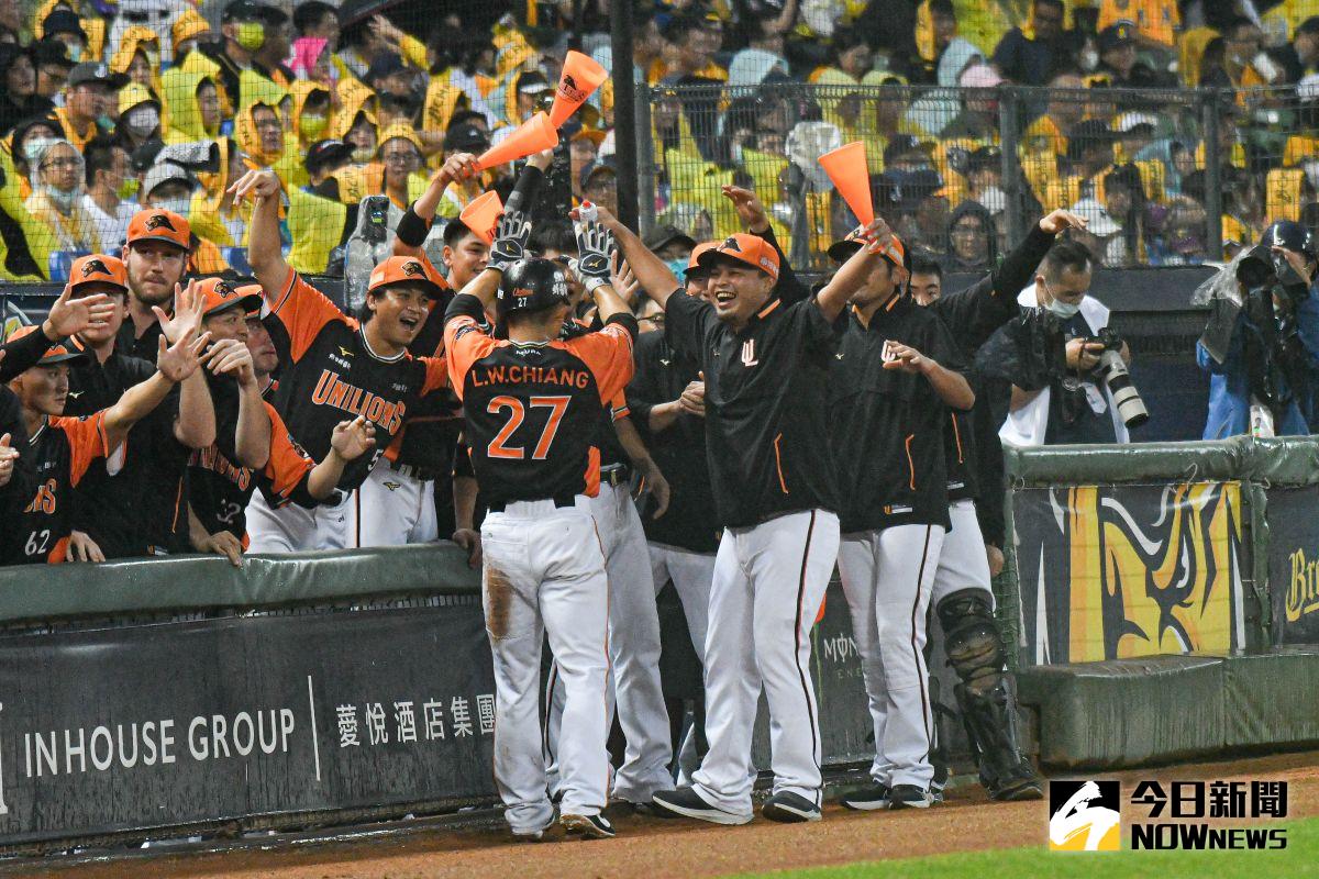 ▲統一獅隊江亮緯敲安後獲得隊友慶賀。（圖／葉政勳攝）