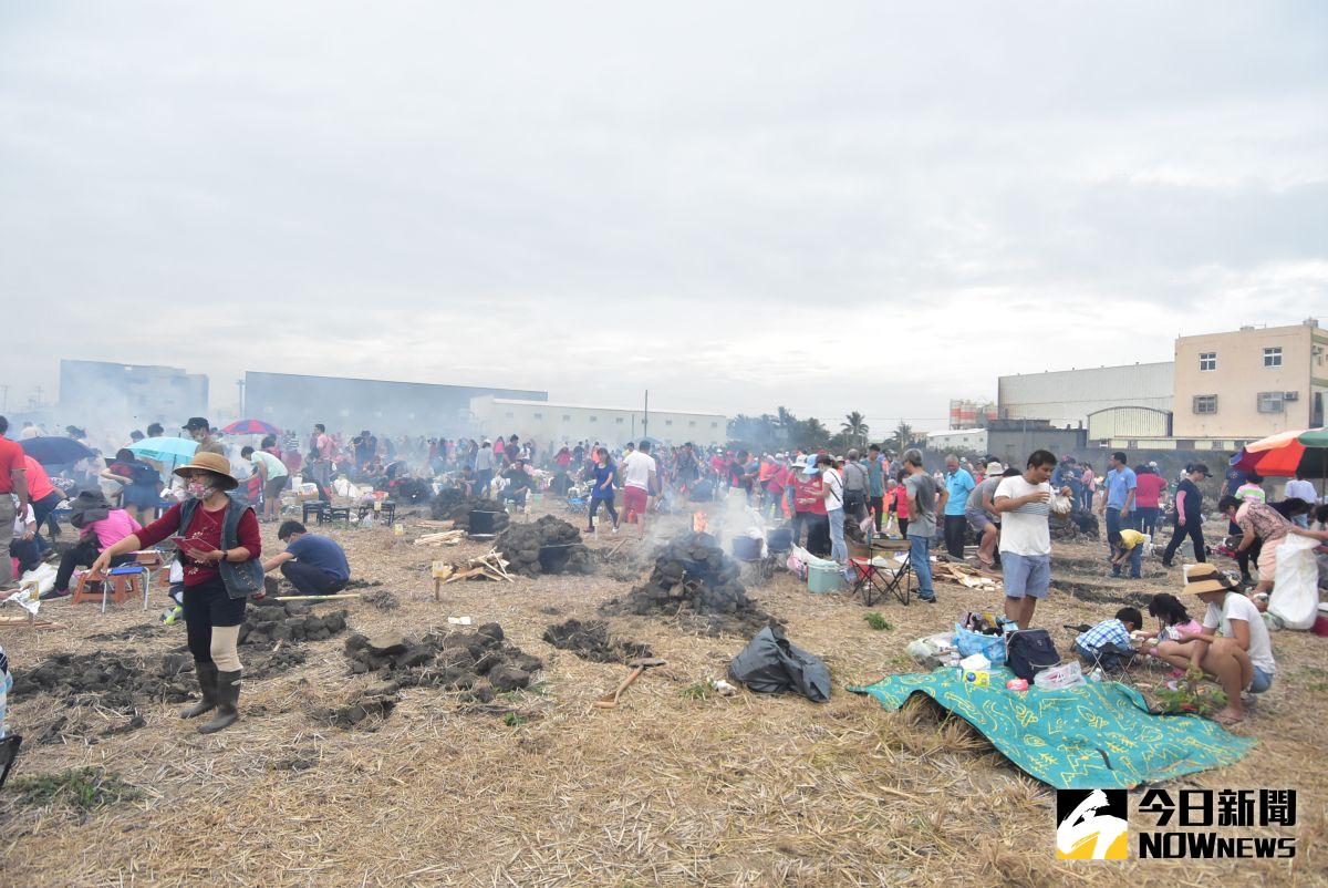 ▲福興2020黃金地瓜文化節，千人活動來5千人，民眾在現場築造350個土窯，享受採收地瓜與焢窯的樂趣。（圖／記者陳雅芳攝，2020.11.07）