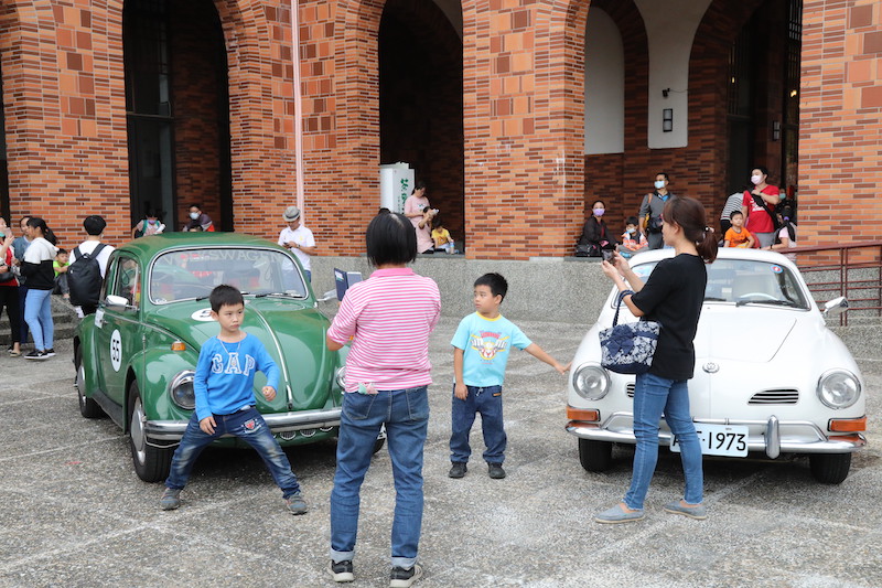 ▲古董嘉年華車聚，讓遊客手機拍不停。（圖／嘉義縣政府提供）