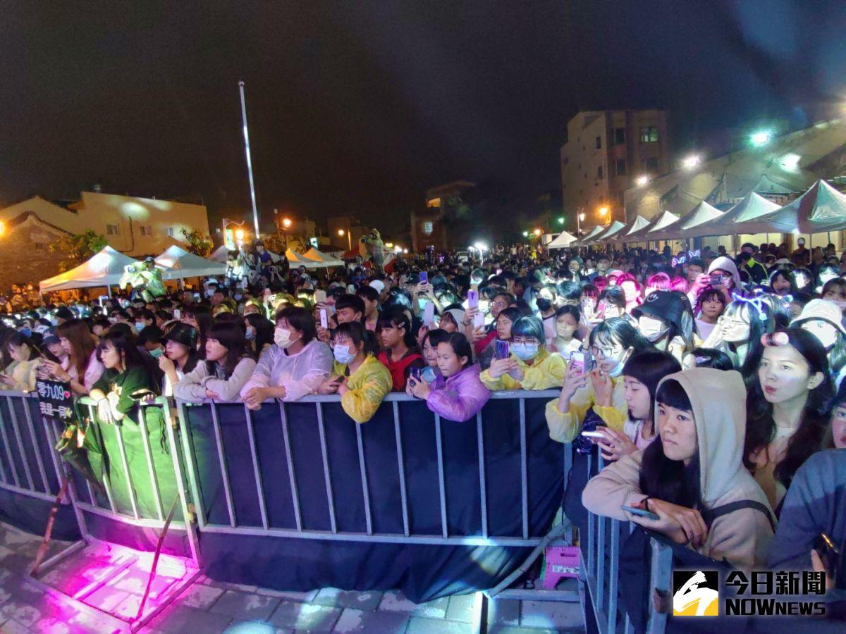 ▲鹿港四季紅冬遊系列在公會堂廣場舉辦酷玩冬歡演唱會，高爾宣、陳零九、吳汶芳、張語噥、晨悠、G22等藝人精彩演出，民眾熱情嗨翻天。（圖／記者陳雅芳攝，2020.11.07）