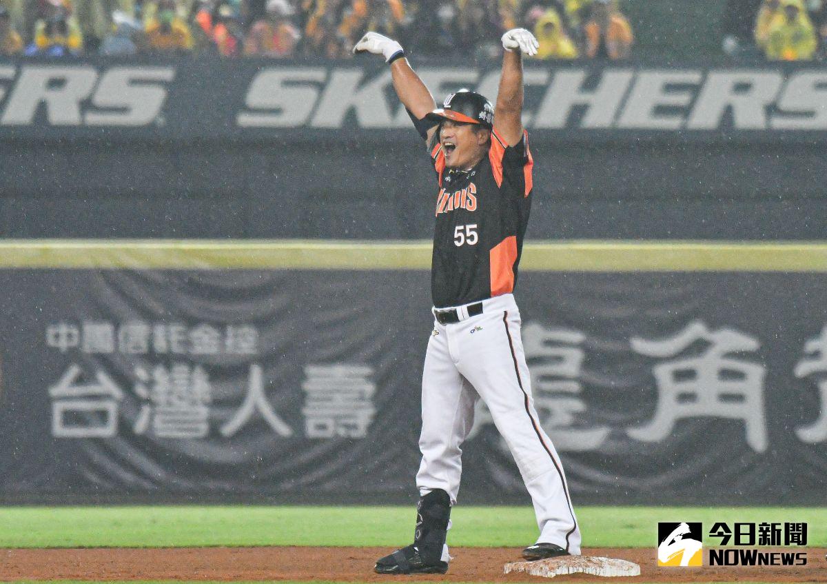 ▲統一獅外野手潘武雄敲出兩分打點二壘安打。（圖／記者葉政勳攝 , 2020.11.07）