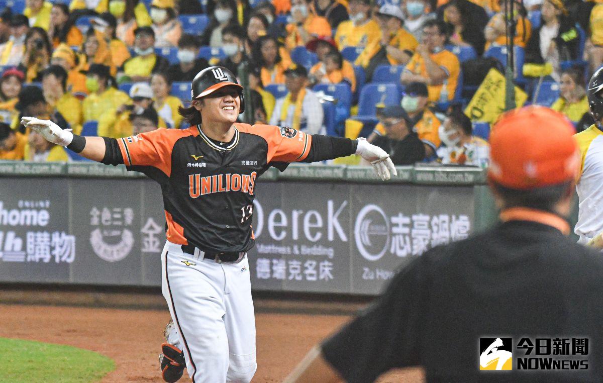 ▲統一獅內野手陳鏞基開心回本壘得分。（圖／記者葉政勳攝 , 2020.11.07）