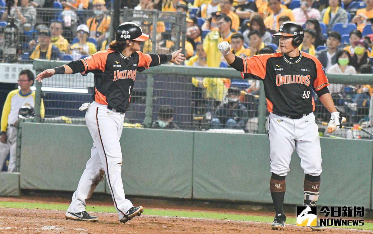 ▲統一獅陳鏞基回來得分開心和高國慶擊掌慶祝。（圖／記者葉政勳攝 , 2020.11.07）