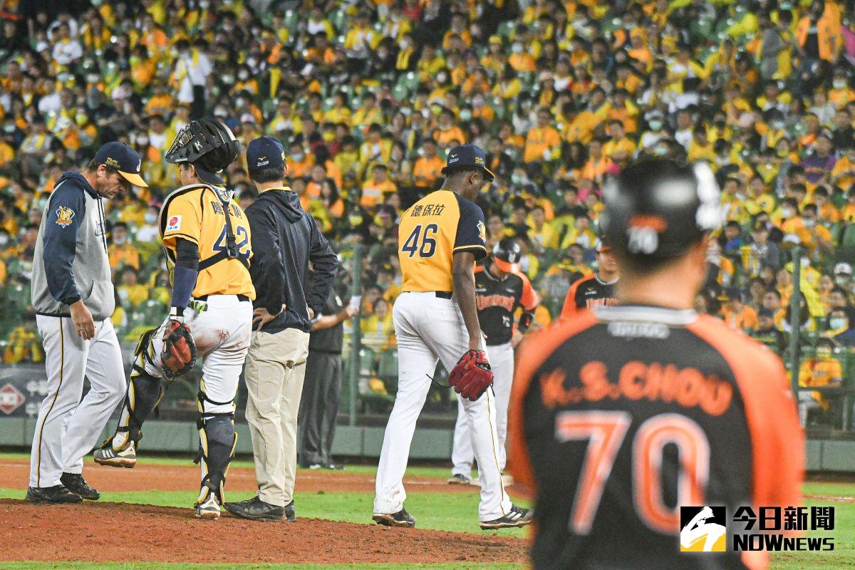 ▲中信兄弟洋投德保拉苦撐七局掉五分。（圖／記者葉政勳攝 , 2020.11.07）