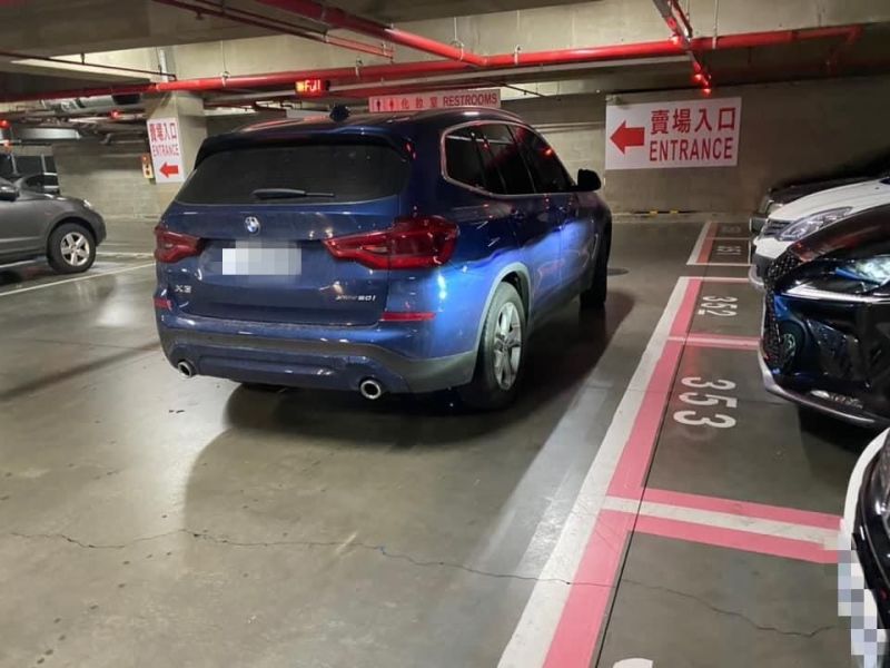 ▲敲車哥被拒絕後,直接將車子擋在車位前面。(圖/翻攝自《爆料公社》