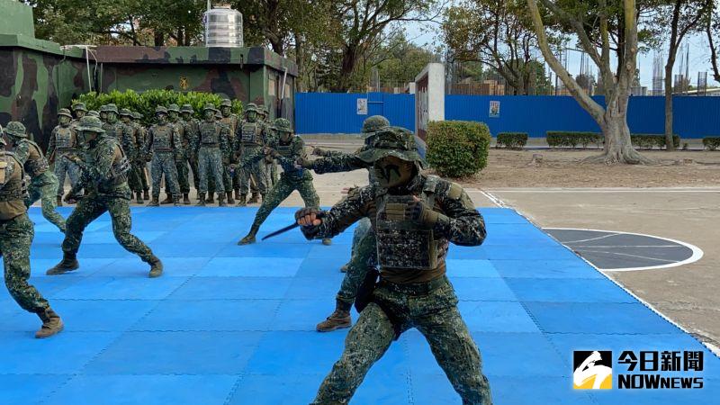 ▲金門海龍蛙兵格鬥戰技操演。(圖／記者呂炯昌攝)