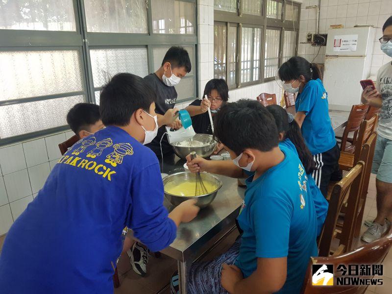 ▲小朋友要發揮分工合作的精神,把材料攪拌均勻。(圖/記者陳雅芳攝,2020.11.08)
