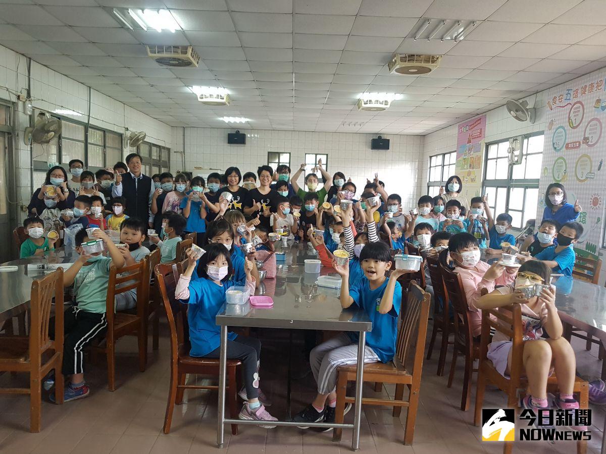 ▲香田國小引入政大鹿樂平台教學換宿計畫，來自台北的張妍溱與林沛湄兩位志工老師，指導小朋友製作米食蜂蜜蛋糕。（圖／記者陳雅芳攝，2020.11.08）