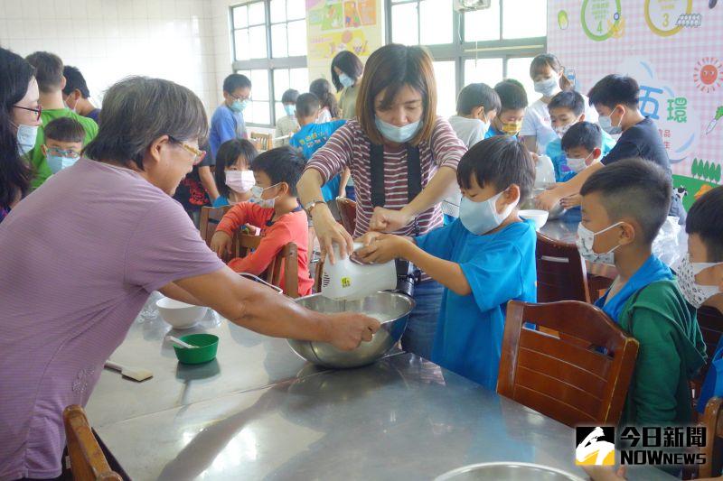 ▲志工老師到香田國小，指導小朋友製作米食蜂蜜蛋糕。（圖／記者陳雅芳攝，2020.11.08）