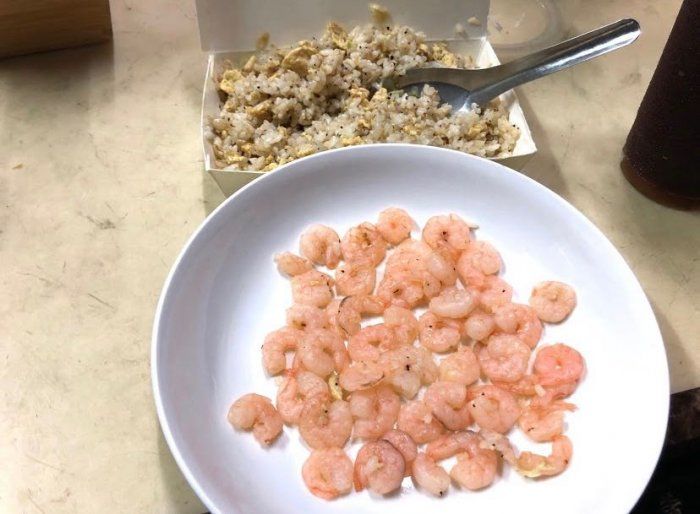 ▲有饕客附上正常版蝦仁蛋炒飯。(圖/翻攝自《Dcard》)