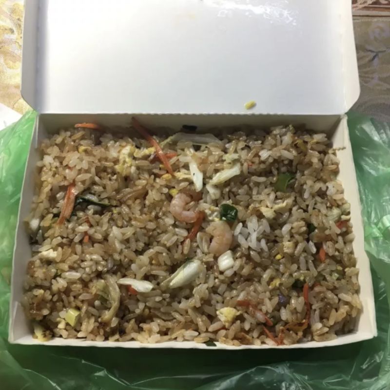 ▲從原PO附上的圖片可以看到,一整盒的蝦仁蛋炒飯,只有兩塊小小的蝦肉。(圖/翻攝自《Dcard》)