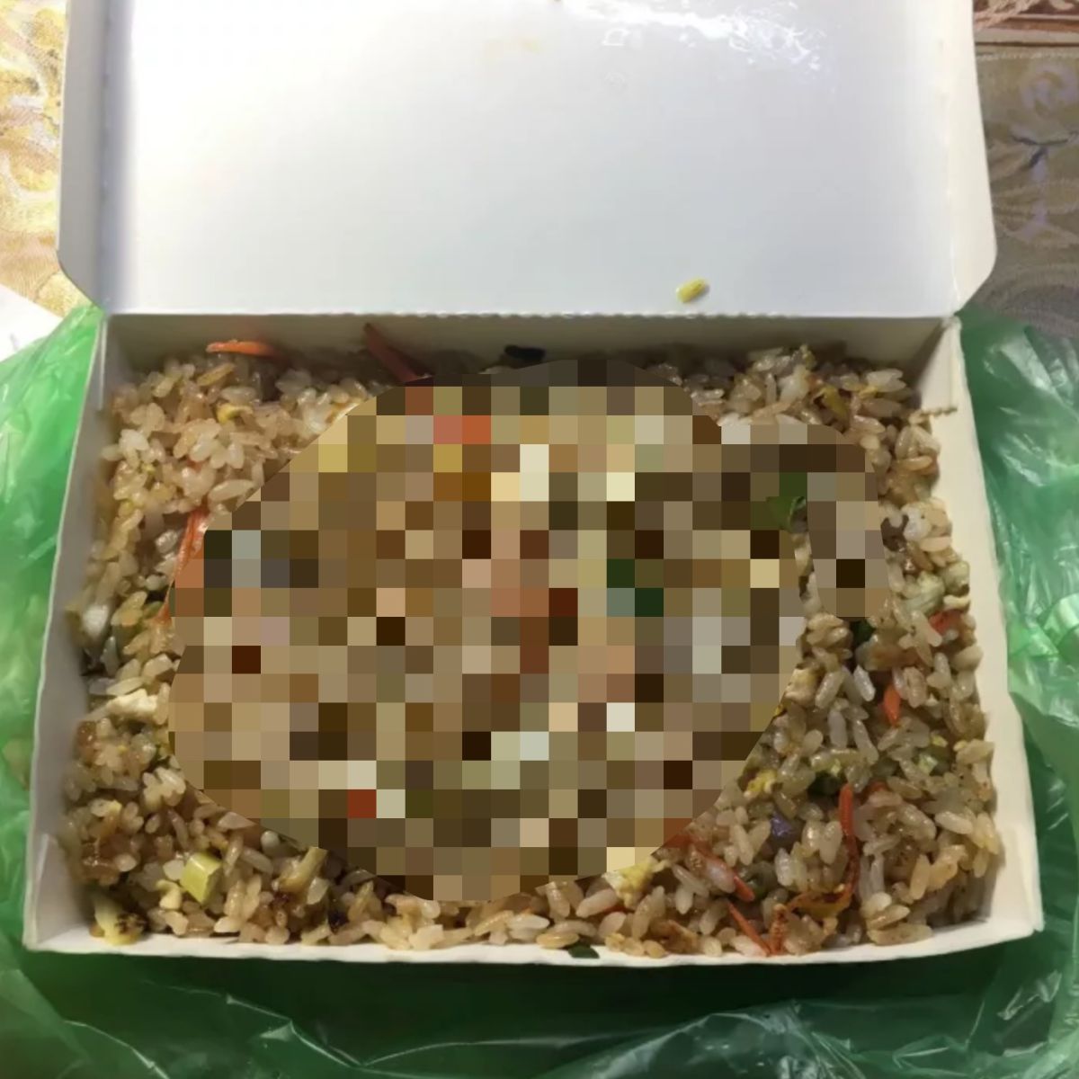 ▲女點「80元蝦仁炒飯」打開後傻眼，饕客曝正常版。（圖／翻攝自《Dcard》）