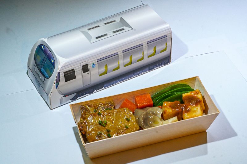 ▲西武鐵道公司推出「秩父滋味味噌豬肉飯」,外包裝是由世界級建築師妹島和世打造的新型特級電車Laview。(圖/台鐵提供)