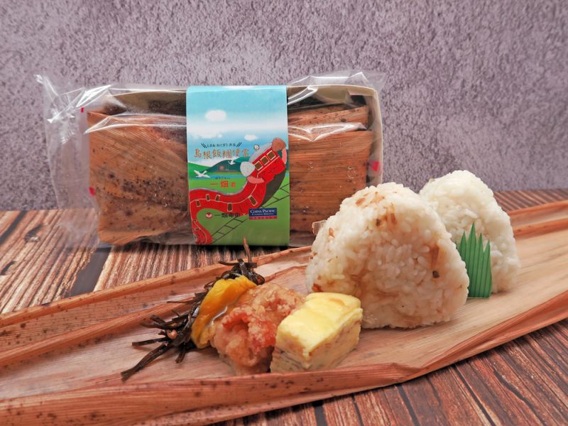 ▲一畑電車「島根飯糰便當」將山陰特有水產蜆及吻仔魚包入三角飯糰內。(圖/台鐵提供)