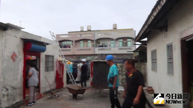 ▲黃旗旺本身是搭建鐵皮屋專家,親自帶了三位師傅到大城鄉頂著寒風細雨,爬上爬下的,為陳家改造生活環境。(圖/記者陳雅芳攝,2020.11.08)