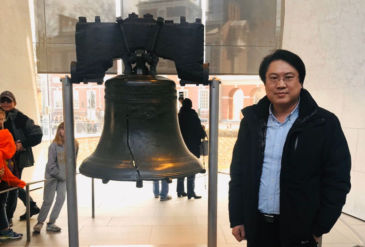 ▲林右昌發文表示，「站在費城獨立廣場的自由鐘之前，慶幸自己生長在ㄧ個自由民主的時代。（圖/取自林右昌臉書）