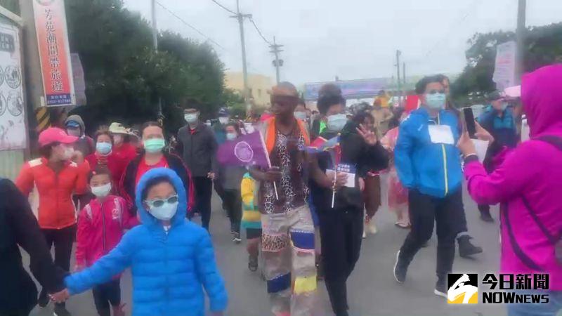 ▲健行活動除了海牛之外,也讓大家接觸潮間帶的活動,體會海洋文化。(圖/記者陳雅芳攝,2020.11.08)