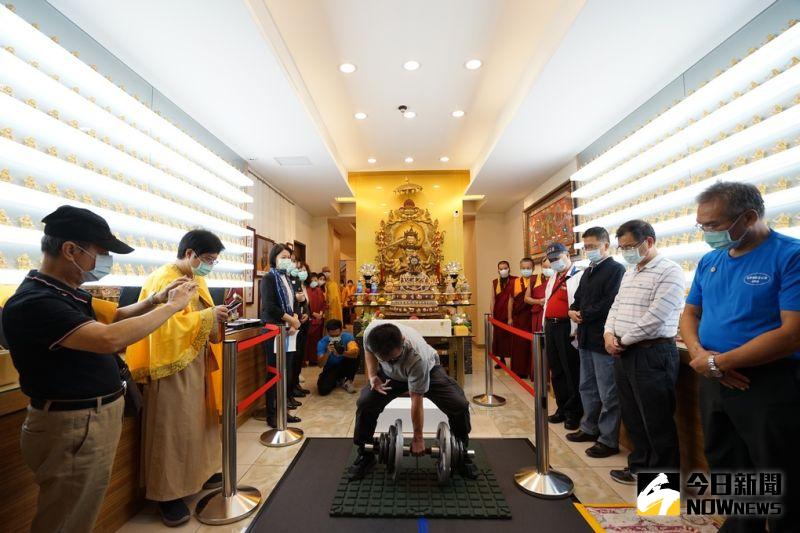 ▲世界佛教正心會邀請公正人士拿杵上座,檢測均按法規從參與者的康體士的重量開始提拿。(圖/佛教正心會提供)