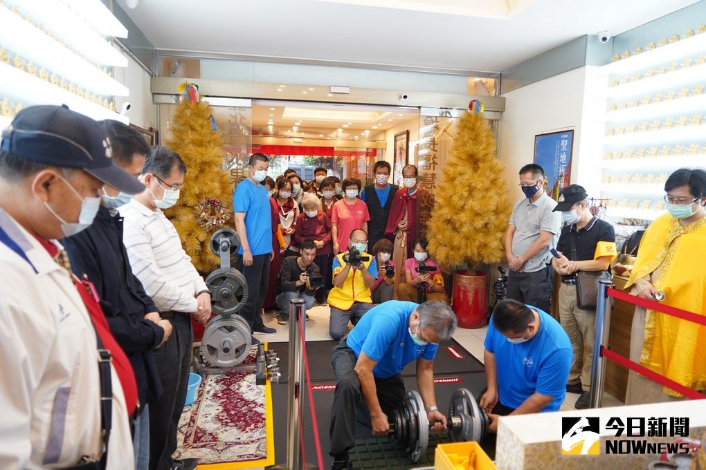 ▲世界佛教正心會邀請公正人士台北市議員王鴻薇、新北市社會局專委林坤宗、謝佳芸律師、法學教授程明修、王煦棋等檢視及見證拿杵上座。(圖/佛教正心會提供)