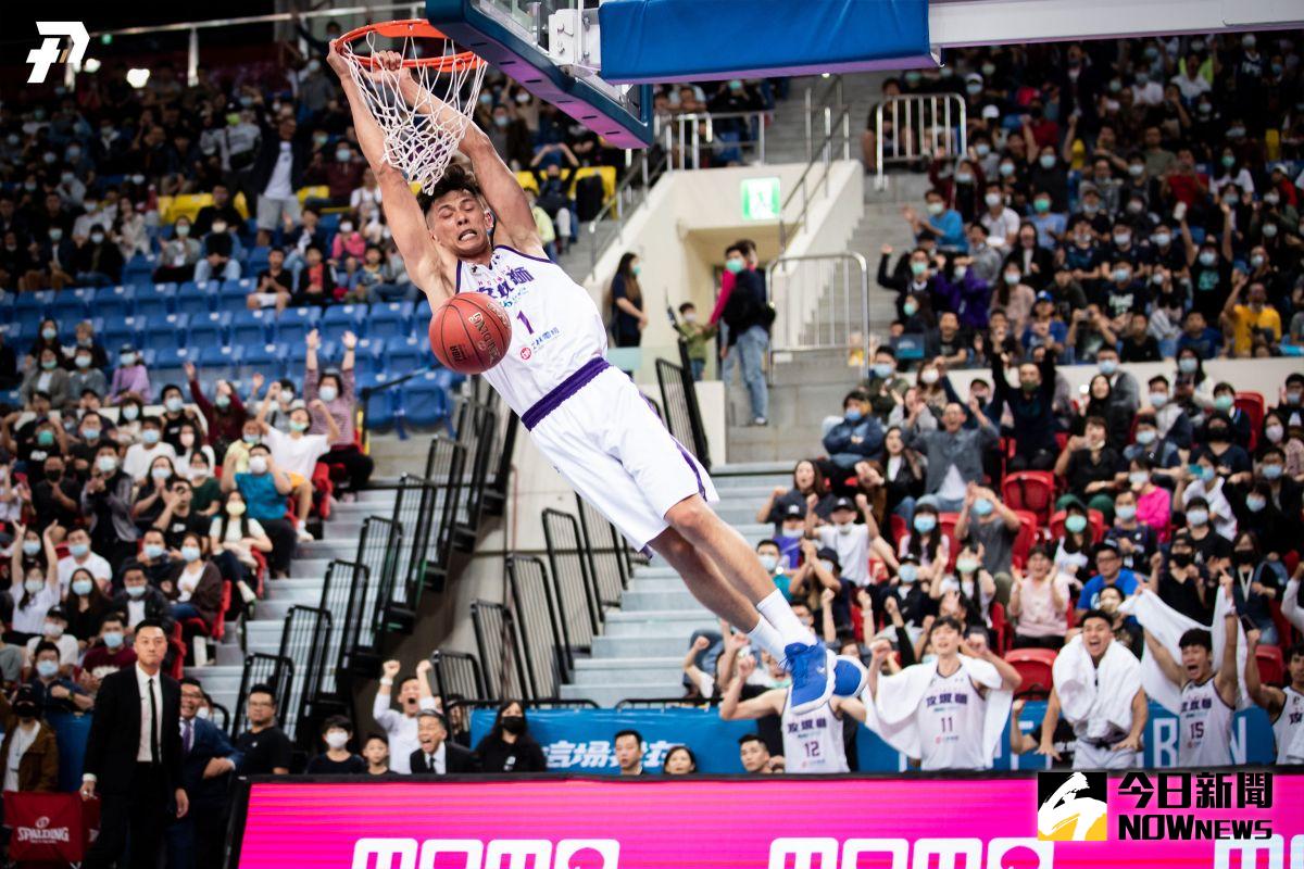 ▲蕭順議暴扣得手。（圖／新竹攻城獅球團提供）