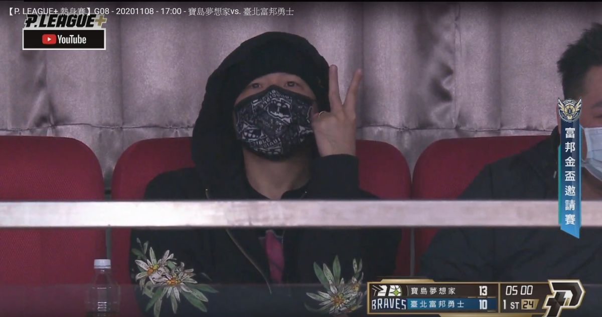 ▲P. League+新職籃聯盟富邦勇士自辦熱身賽，周杰倫現身場邊看球。（圖／取自P. League+ YouTube）