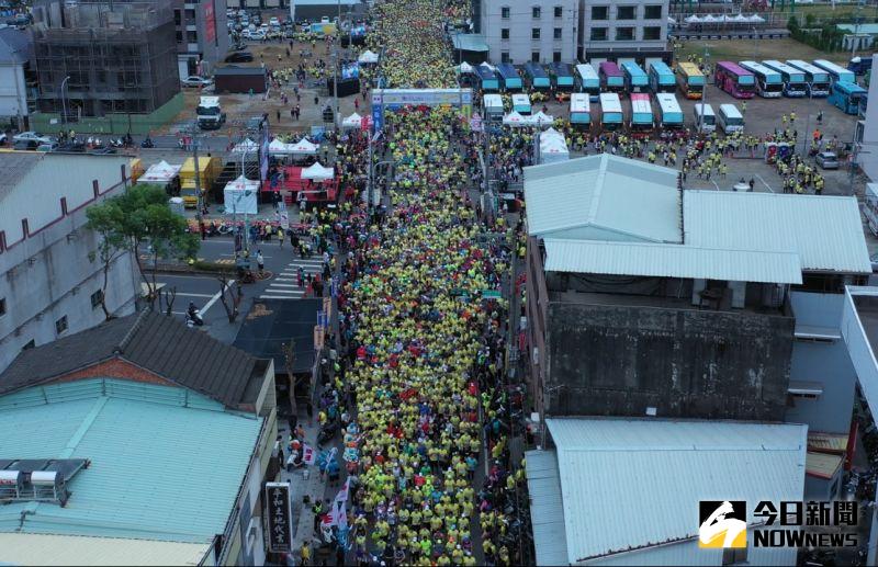 ▲2020田中馬拉松賽,田中鎮開跑吸引國內16000名跑者參賽。(圖/記者陳雅芳攝,2020.11.08)