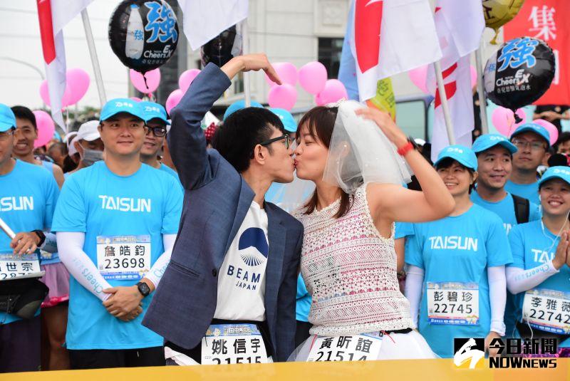▲新人在去年因為賽事認識,今年結婚被獲邀來領跑。(圖/記者陳雅芳攝,2020.11.08)